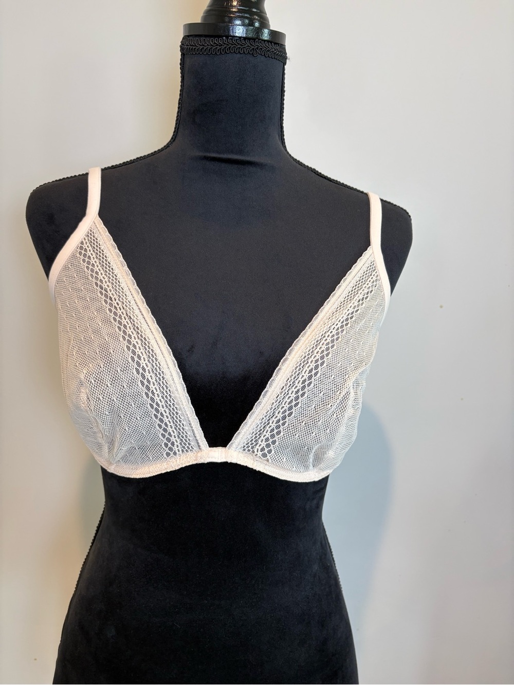 EUC Victoria’s Secret Cream Incredible Unlined Plunge Lace Bra 34DD